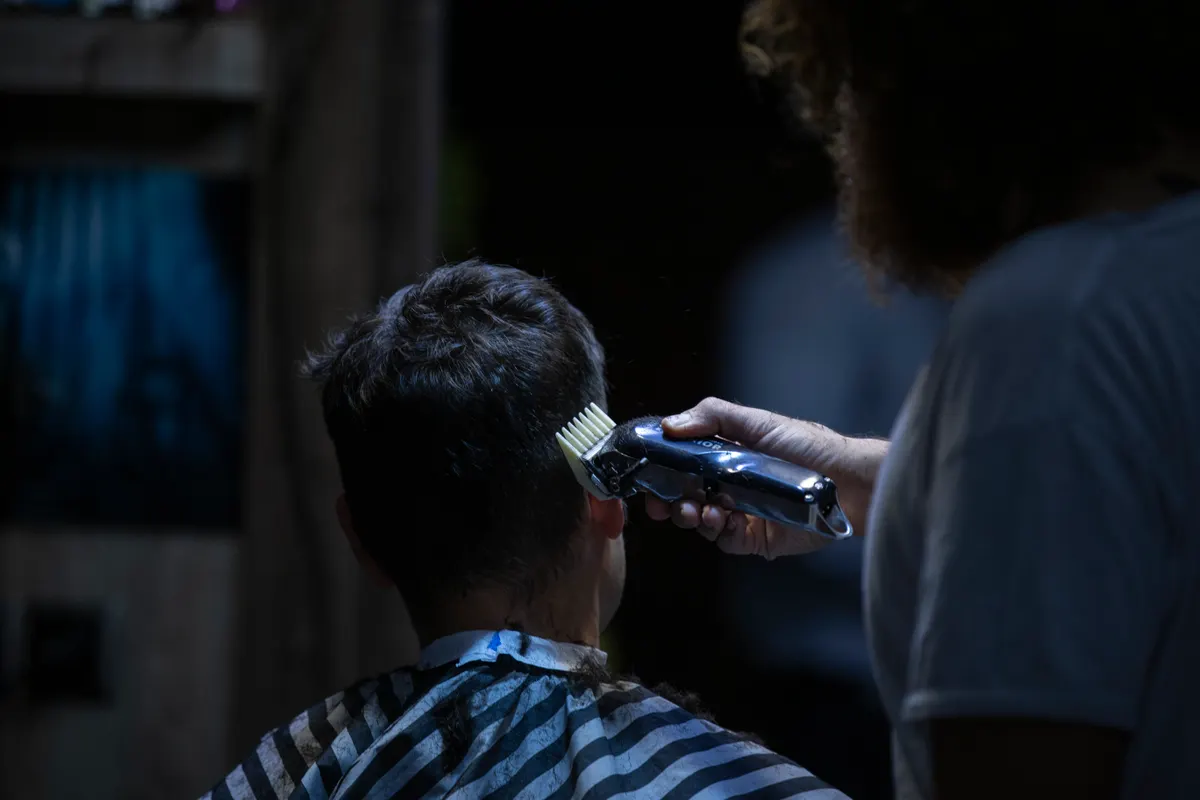 Barbier au travail — Black Razor Barbershop Paris