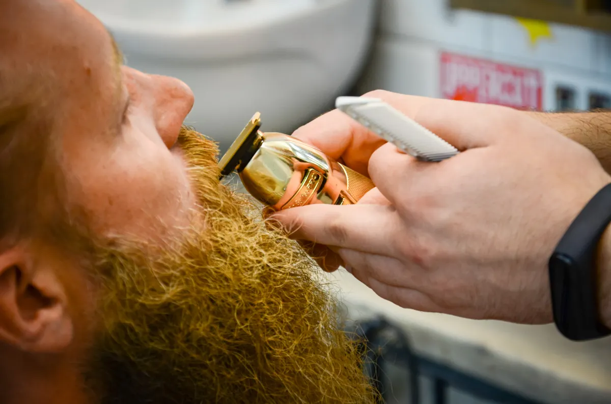 Entretien de barbe au peigne et huile — Black Razor Barbershop Paris